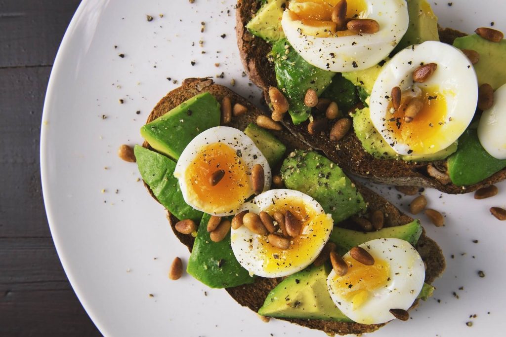 Brot mit Ei und Avocado