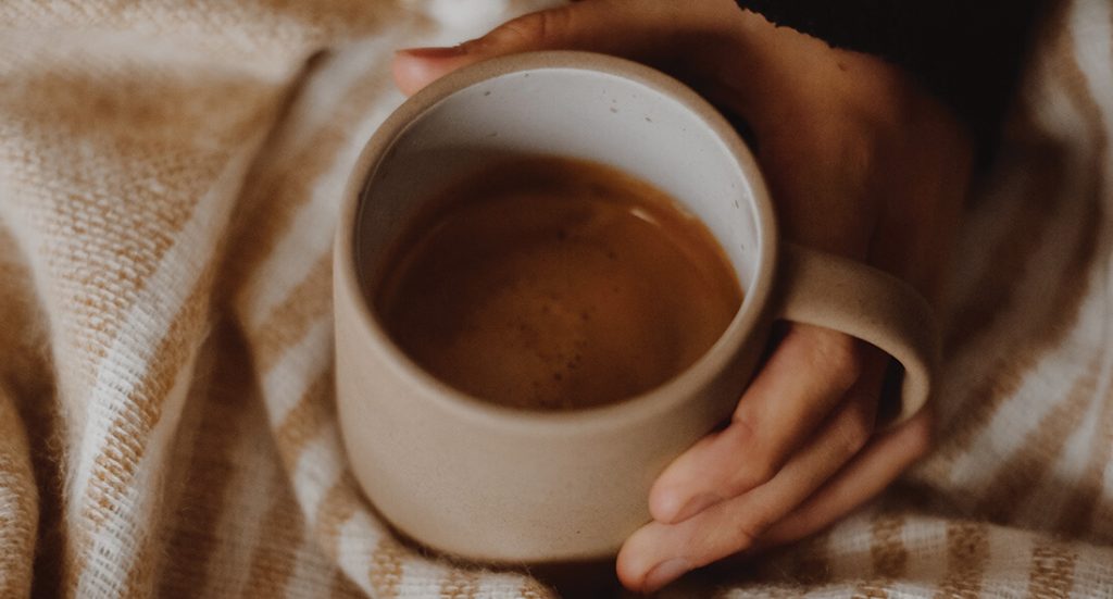 Tasse Kaffee – gebrüht in einer Kaffeemaschine mit Thermoskanne